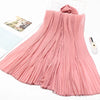 Pinkes Crinkle-Chiffon-Hijab-Tuch drapiert auf weißem Hintergrund.