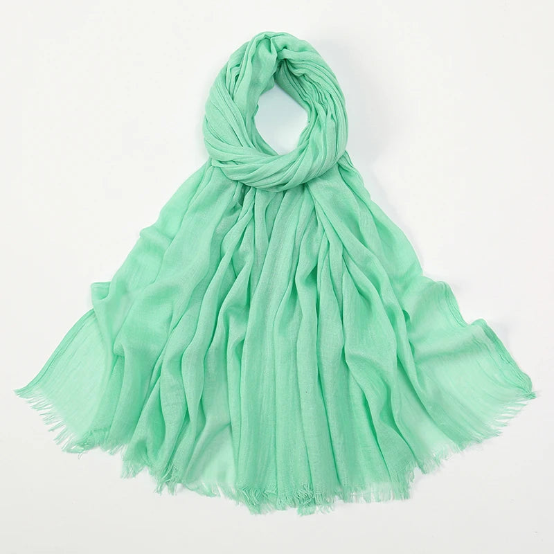 Pañuelo de hijab modal bambú verde menta claro atado en lazo y drapeado