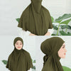 Eine Frau trägt einen olivgrünen Instant-Turban-Hijab für Frauen, gezeigt in Ganz- und Nahaufnahmen.