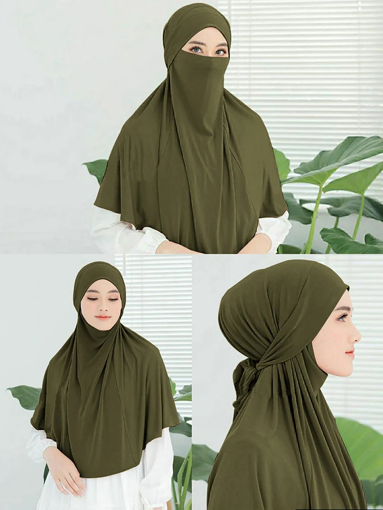 Eine Frau trägt einen olivgrünen Instant-Turban-Hijab für Frauen, gezeigt in Ganz- und Nahaufnahmen.