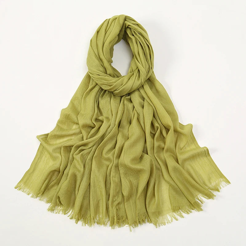Pañuelo de hijab de bambú verde oliva fluido, drapeado y doblado