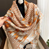 Beige und orange Leopardenblume-Seide-Schal über einem Mannequin drapiert.