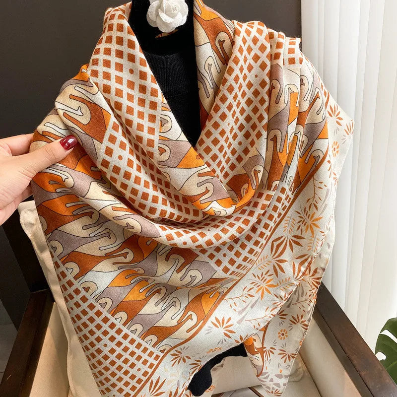 Beige und orange Leopardenblume-Seide-Schal über einem Mannequin drapiert.