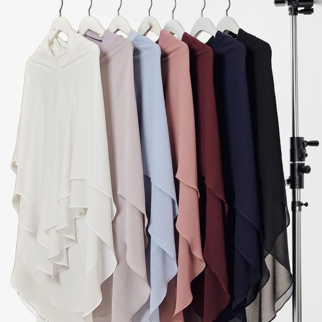 Präsentation verschiedener bunter doppelter Chiffon-Instant-Hijabs an einem Gestell.