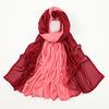 Écharpe hijab fluide en rayon modal dégradé, rouge foncé et rose pâle.