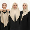 Trois femmes modélisant un foulard instant beige avec des vêtements noirs