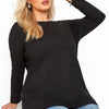Une femme modélise un élégant t-shirt noir à manches longues en coton avec un jean bleu délavé.