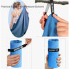 Serviette de voyage bleu microfibre tenue à la main, montrant sa texture et son design.