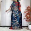 Eine Frau modelliert ein blau-orangees florales Sommer-Seidenabaya-Kaftankleid.