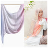 Eine Frau trägt einen Pfirsich-Watercolor-Ombré-Hijab-Schal aus Rayon-Modal mit weißer Kleidung.