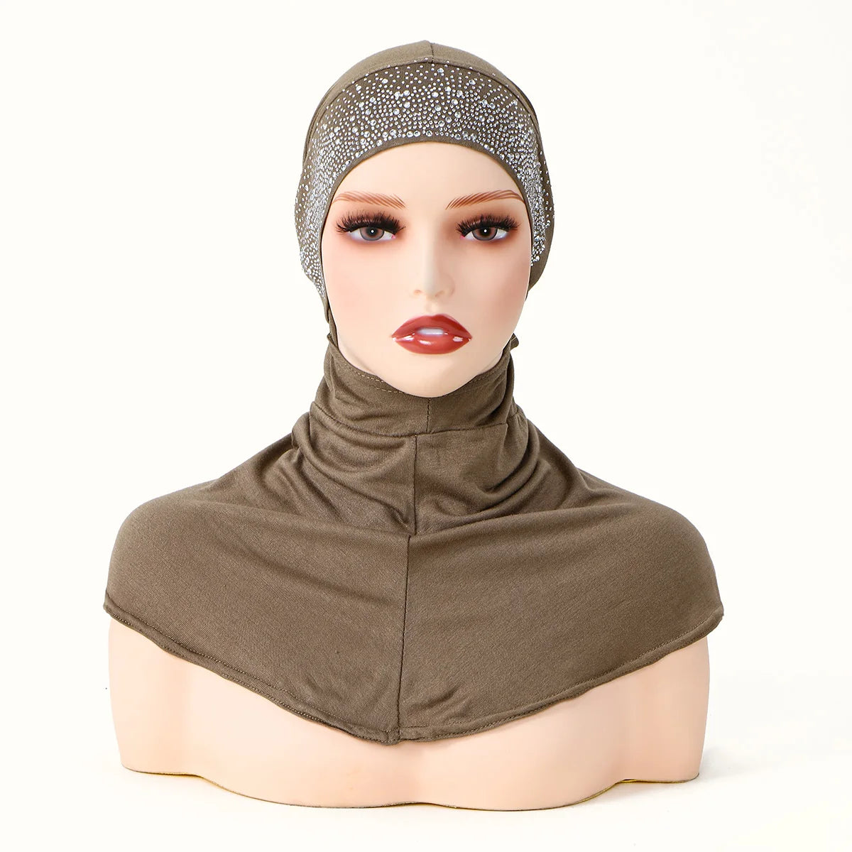 Modelo vistiendo un gorro hijab de color verde oliva y una blusa transparente con lazo.
