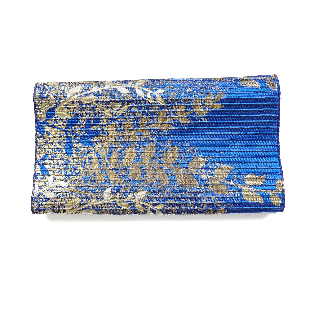Blau-goldgestreiftes Stoffmuster mit Blumen, wahrscheinlich für traditionelle afrikanische Kleidung.