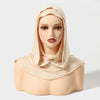 Bonnet hijab instant beige à double couche sur mannequin.