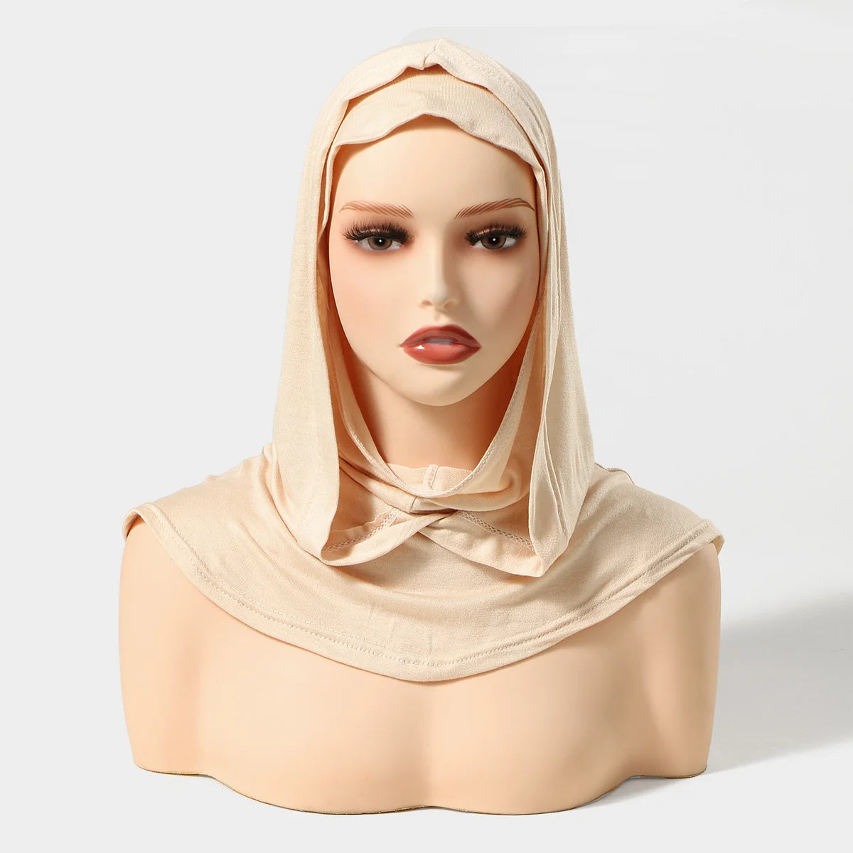 Bonnet hijab instant beige à double couche sur mannequin.
