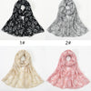 Vier Varianten eines eleganten floralen Viskose-Hijab-Schals in Schwarz, Grau, Beige und Pink.