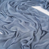 Écharpe hijab viscose bleu gris doux drapée en tissu fluide.