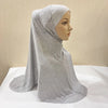 Bufanda hijab de algodón gris drapeada en un maniquí.