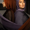Modell trägt einen lila Ramanda Bambus Modal Rayon Schal-Hijab, Nahaufnahme.
