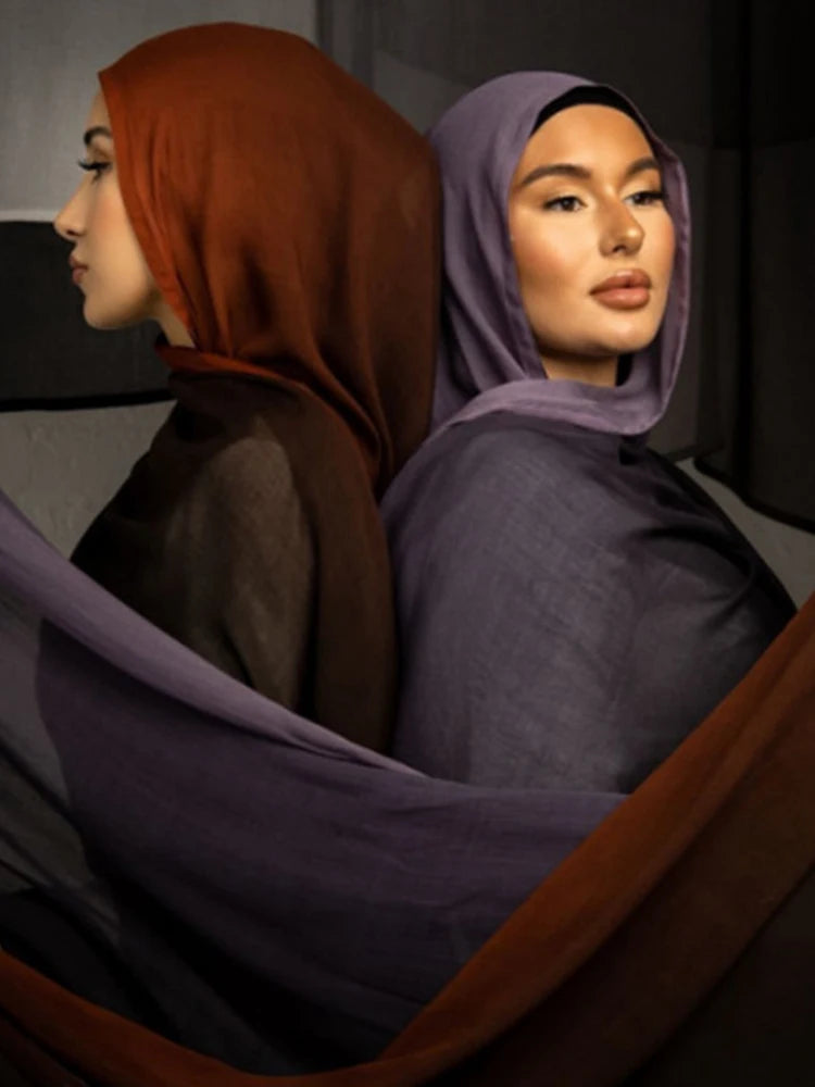 Modell trägt einen lila Ramanda Bambus Modal Rayon Schal-Hijab, Nahaufnahme.