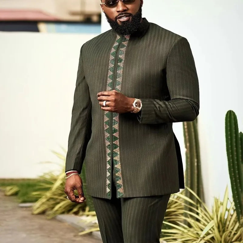 Un homme portant un costume de mariage musulman traditionnel africain à rayures pinstripes vert olive foncé.