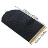 Alfombra de oración negra grabada con patrón geométrico y borlas decorativas doradas.