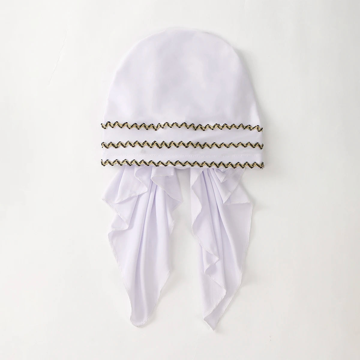 Weißer elastischer Hijab-Schal mit goldenen Streifen und gerafften Stoffdetails