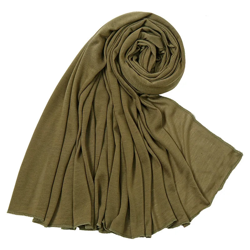 Écharpe hijab en jersey de coton vert olive drapée et roulée en nœud volumineux.