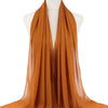Elegantes, leuchtend orangefarbenes Chiffon-Hijab-Schal auf einem Mannequin.