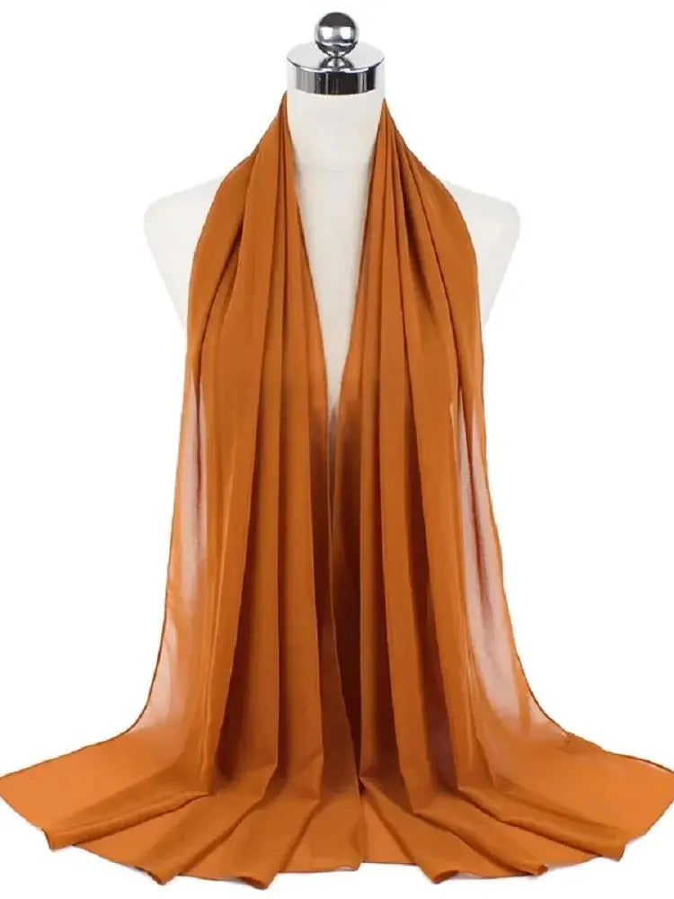 Elegantes, leuchtend orangefarbenes Chiffon-Hijab-Schal auf einem Mannequin.