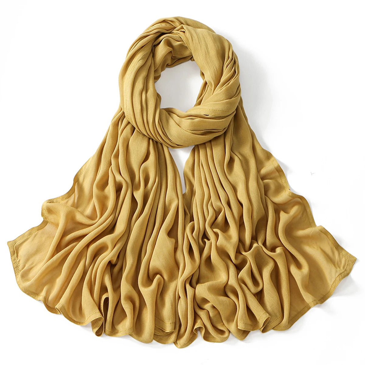 Pañuelo de hijab de modal rayón amarillo mostaza grande, drapeado y doblado sobre fondo blanco.