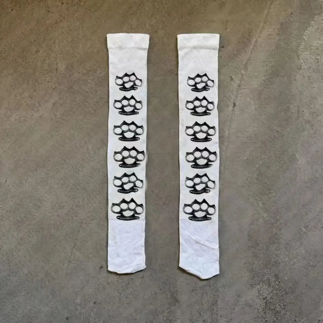 Paar weiße Over-the-Knee-Socken mit schwarzem Graffiti-Printmuster