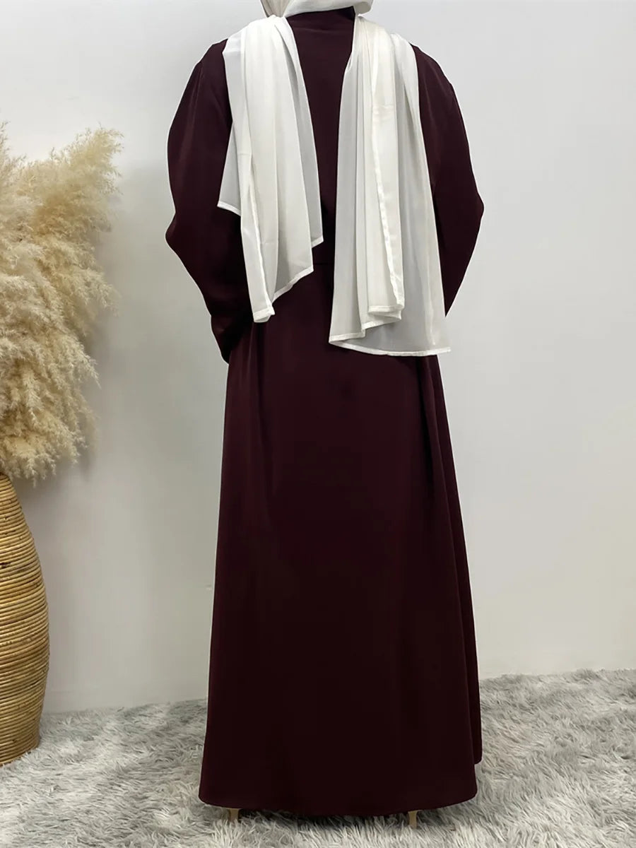Maroon, fließender, offener Abaya Kaftan für Frauen mit weißem, drapiertem Schal.