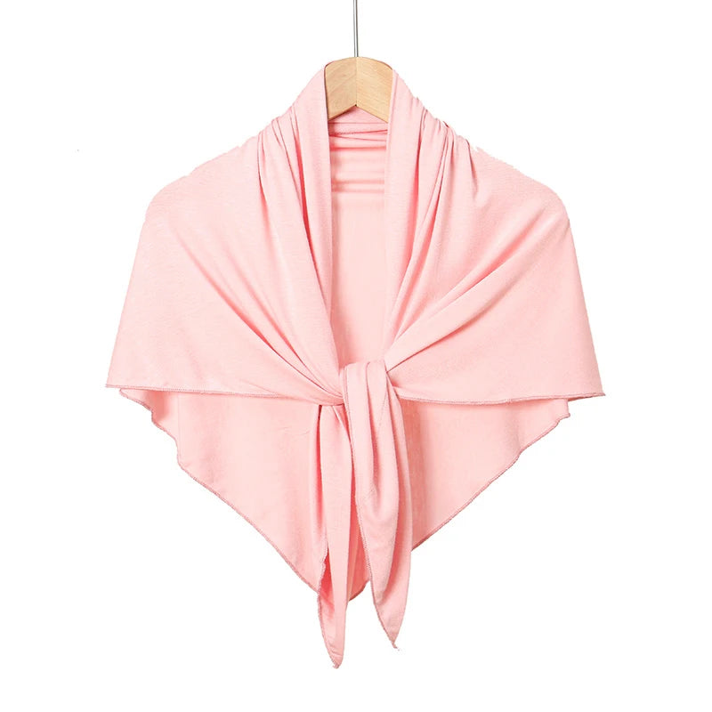 Un foulard hijab triangle rose pâle drapé et noué autour d'un cintre.