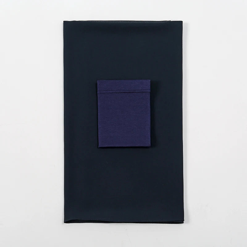 Dunkelblaue Chiffon-Hijab und Undercap-Set vor weißem Hintergrund.