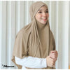 Eine Frau trägt einen beigen, großen, einfachen ethnischen Schal als Hijab und ein weißes Oberteil.