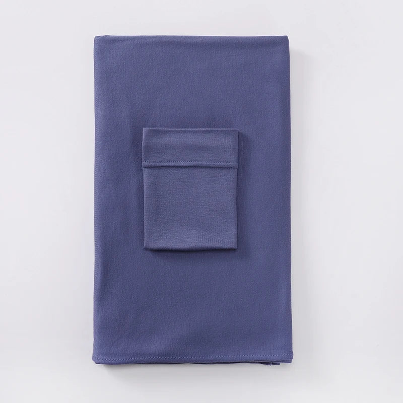Set de hijab de jersey azul índigo sólido con detalle de bolsillo doblado.