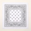Motif de paisley et floral en noir et blanc sur un carré de tissu blanc