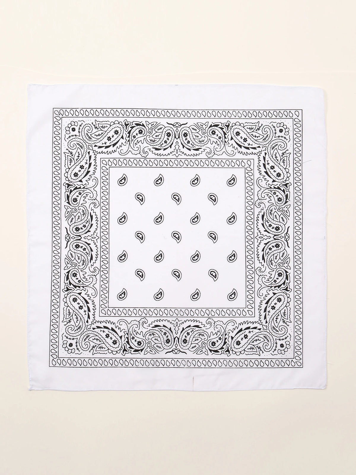 Motif de paisley et floral en noir et blanc sur un carré de tissu blanc