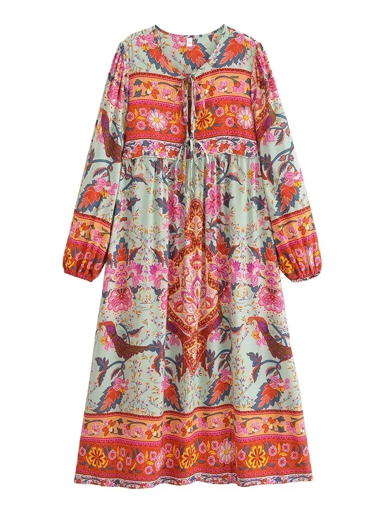 Vestido largo de manga larga floral con vibrantes patrones de rosa, naranja y verde.