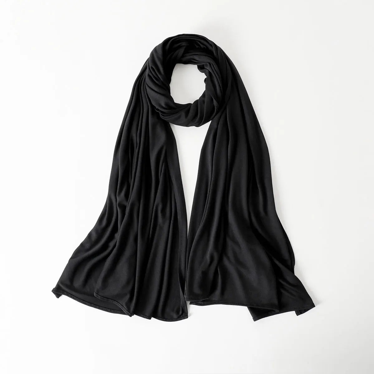 Schwarzer Chiffon-Schal in einer Schleife, gezeigt vor weißem Hintergrund.