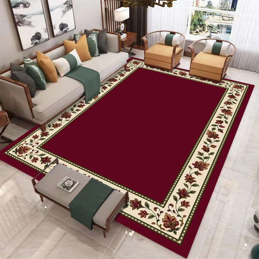 Una alfombra de color granate oscuro con intrincados bordes florales y un diseño central beige claro en una sala de estar.