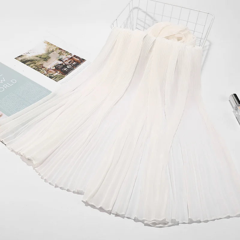 Durchscheinender weißer Crinkle-Chiffon-Hijabschal, drapiert und auf einer weißen Oberfläche präsentiert.