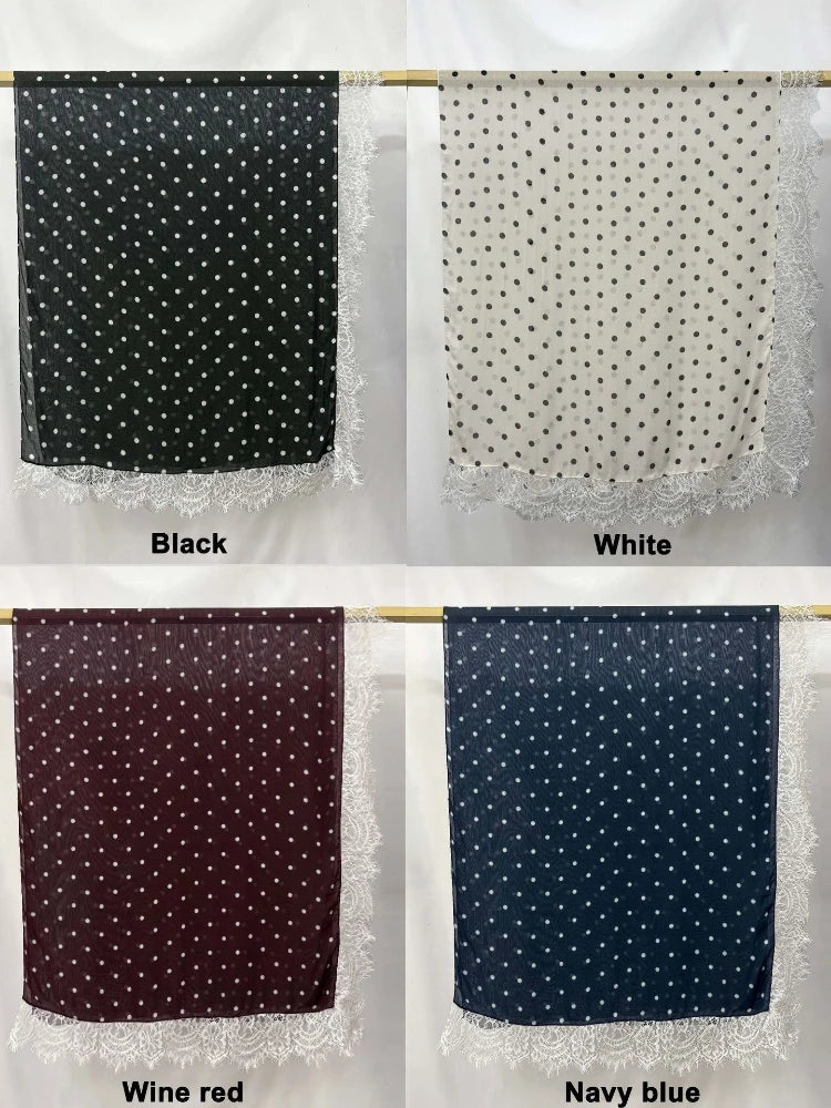 Cuatro muestras de tela con estampado de encaje modal doble cara en colores negro, blanco, rojo vino y azul marino para hijab