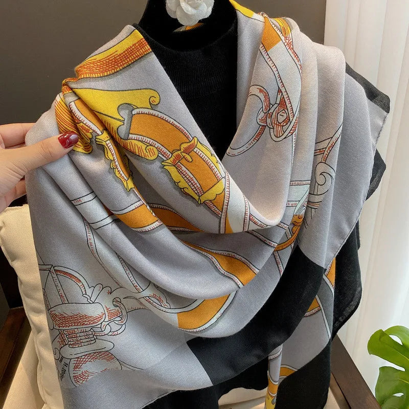 Grau-orange Leopardenblume aus Viscose-Schal über einem schwarzen Top
