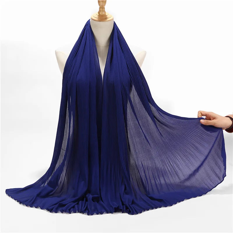 Ein königsblaues Crinkle-Chiffon-Hijab-Schal, drapiert über einem Mannequin.