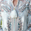 Gros plan sur une élégante robe abaya blanche avec des perles et broderies de diamants complexes.