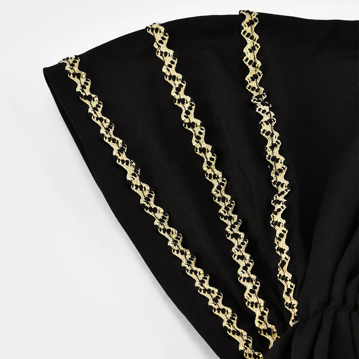 Hijabschal aus schwarzem Stoff mit goldenen Spitzenstreifen und elastischen Details