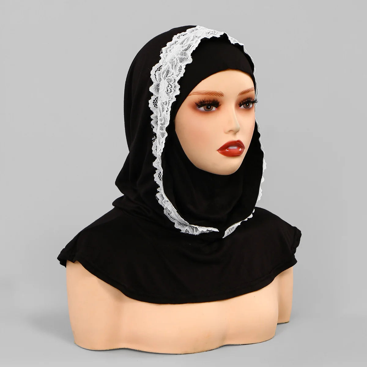 Une femme portant un bonnet hijab instant noir à double couche avec bordure en dentelle blanche.