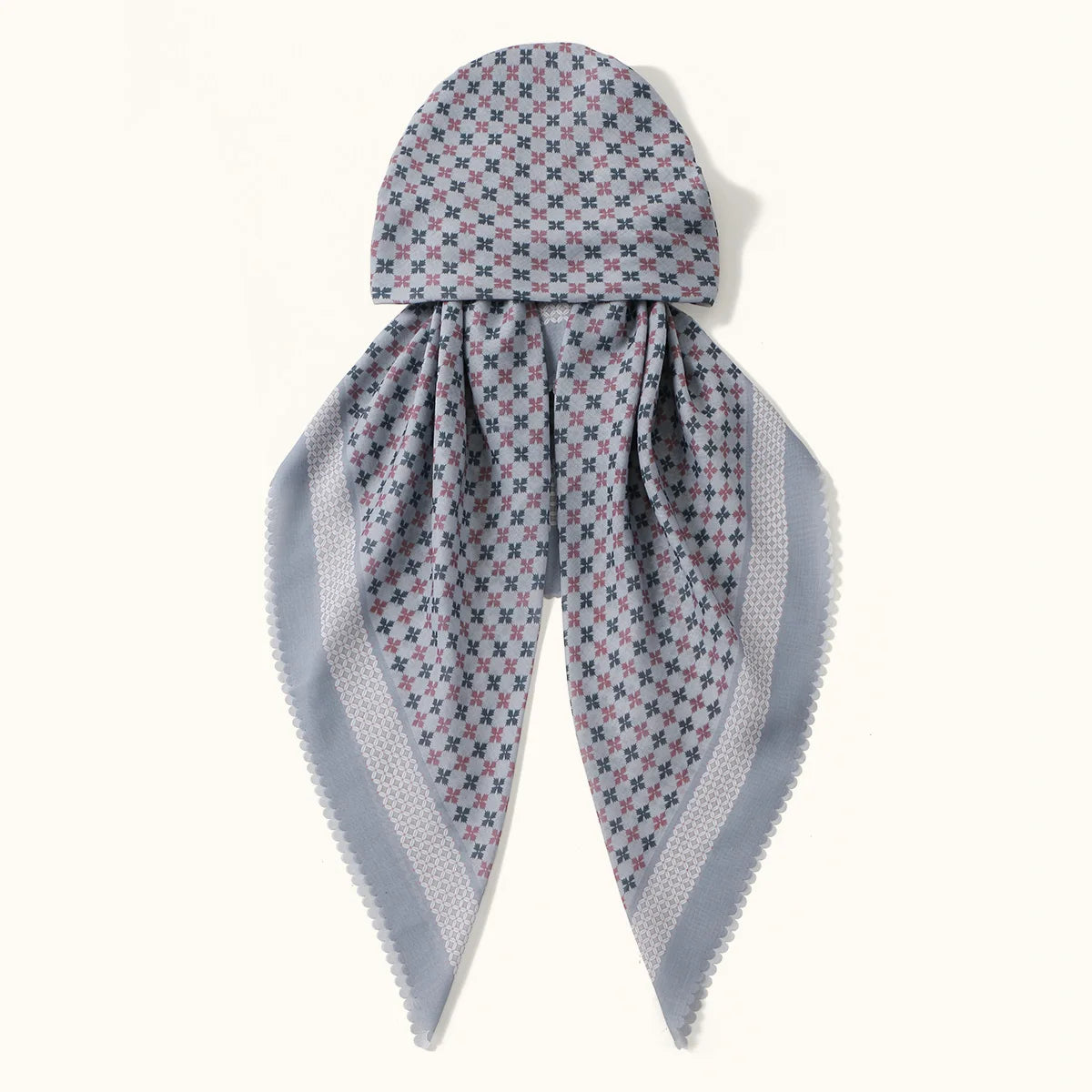 Hellblau-rosa Blumenmuster-Voile-Hijab-Tuch, gefaltet und vor weißem Hintergrund