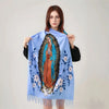 Una mujer modela una bufanda personalizada impresa de la Virgen de Guadalupe en tonos azules y dorados.
